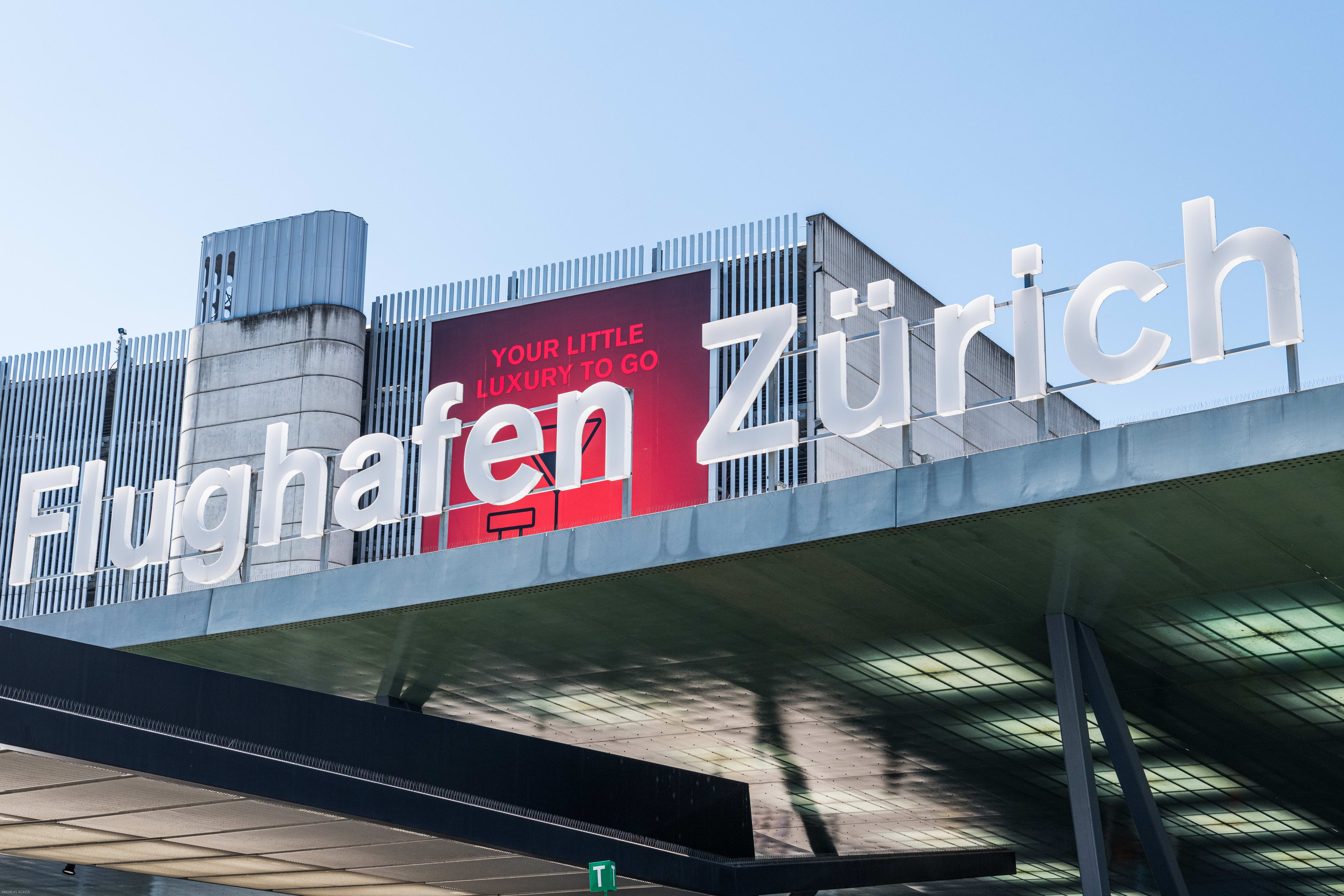 Schild auf dem Dach des Flughafens Zürich - mit den Buchstaben Flughafen Zürich.