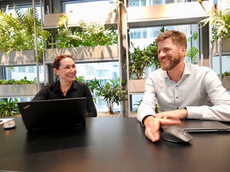 Coralie Klaus Boecker und Nico Castagna, beim Interview im Circle im Flughafen Zürich