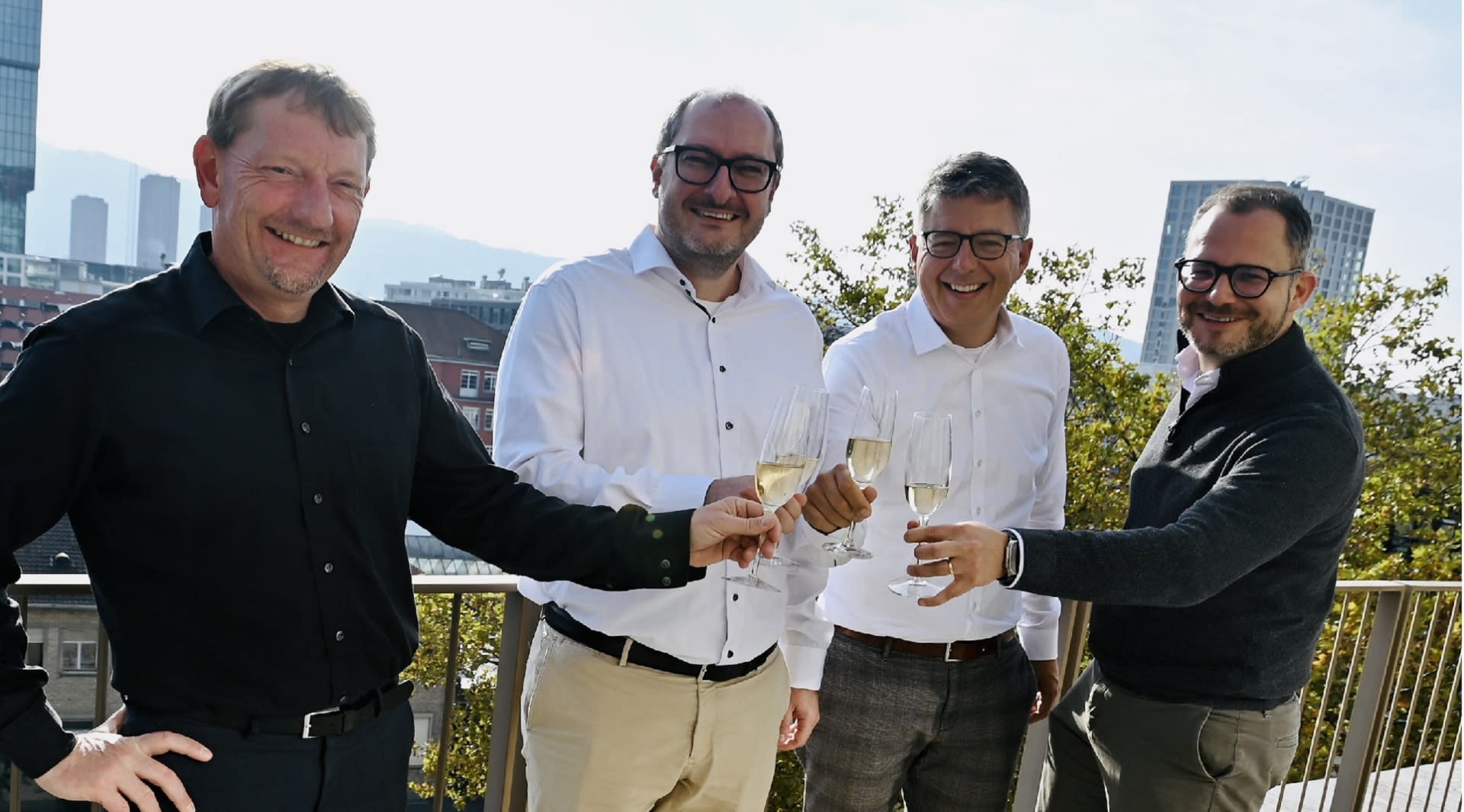 You can see 4 men smiling into the camera and clinking champagne glasses in the centre of the screen. The reason to celebrate: Unic and the iAgency are merging into one company.