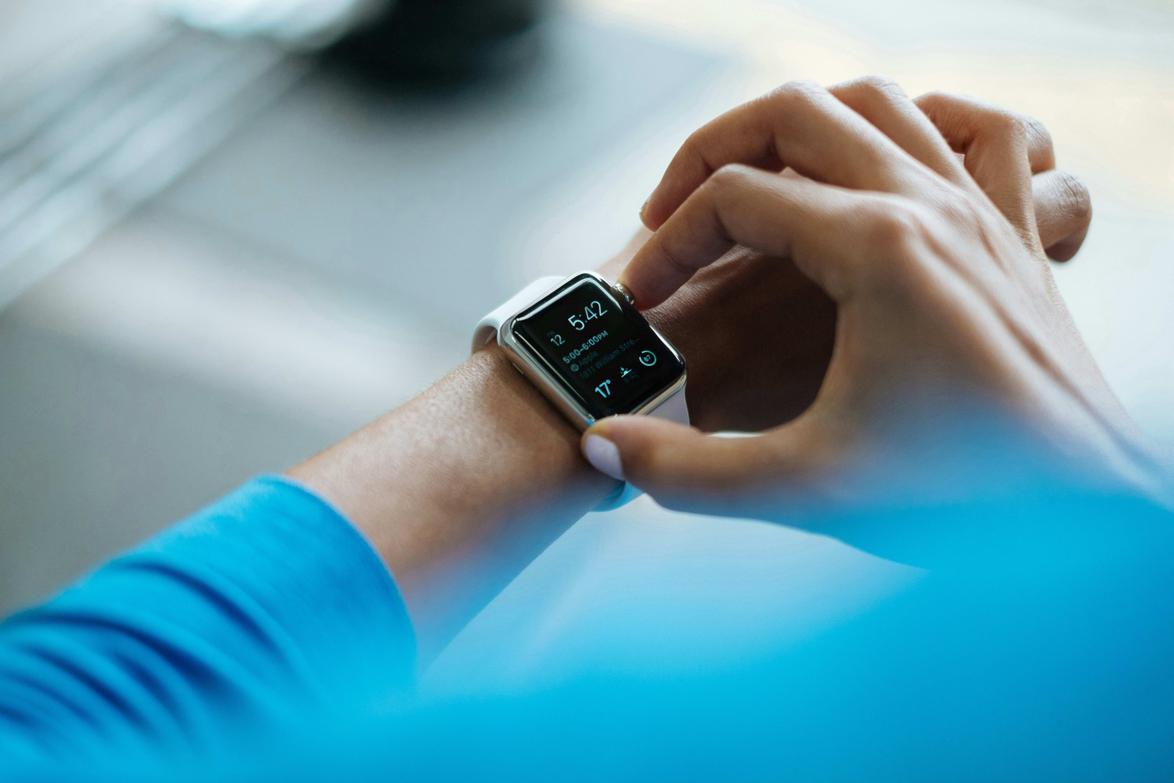 Foto von <a href="https://unsplash.com/de/@lukechesser?utm_content=creditCopyText&utm_medium=referral&utm_source=unsplash">Luke Chesser</a> auf <a href="https://unsplash.com/de/fotos/person-die-auf-die-apple-watch-smartwatch-klickt-rCOWMC8qf8A?utm_content=creditCopyText&utm_medium=referral&utm_source=unsplash">Unsplash</a>