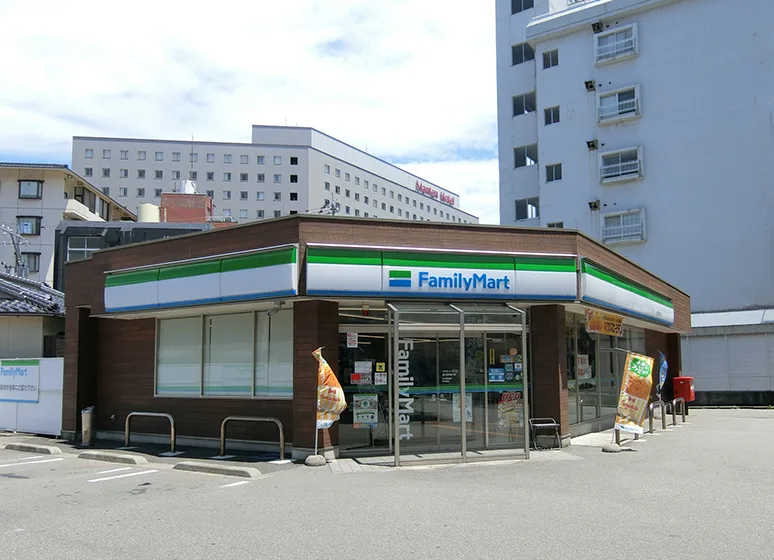 ファミリーマート金沢駅西口店