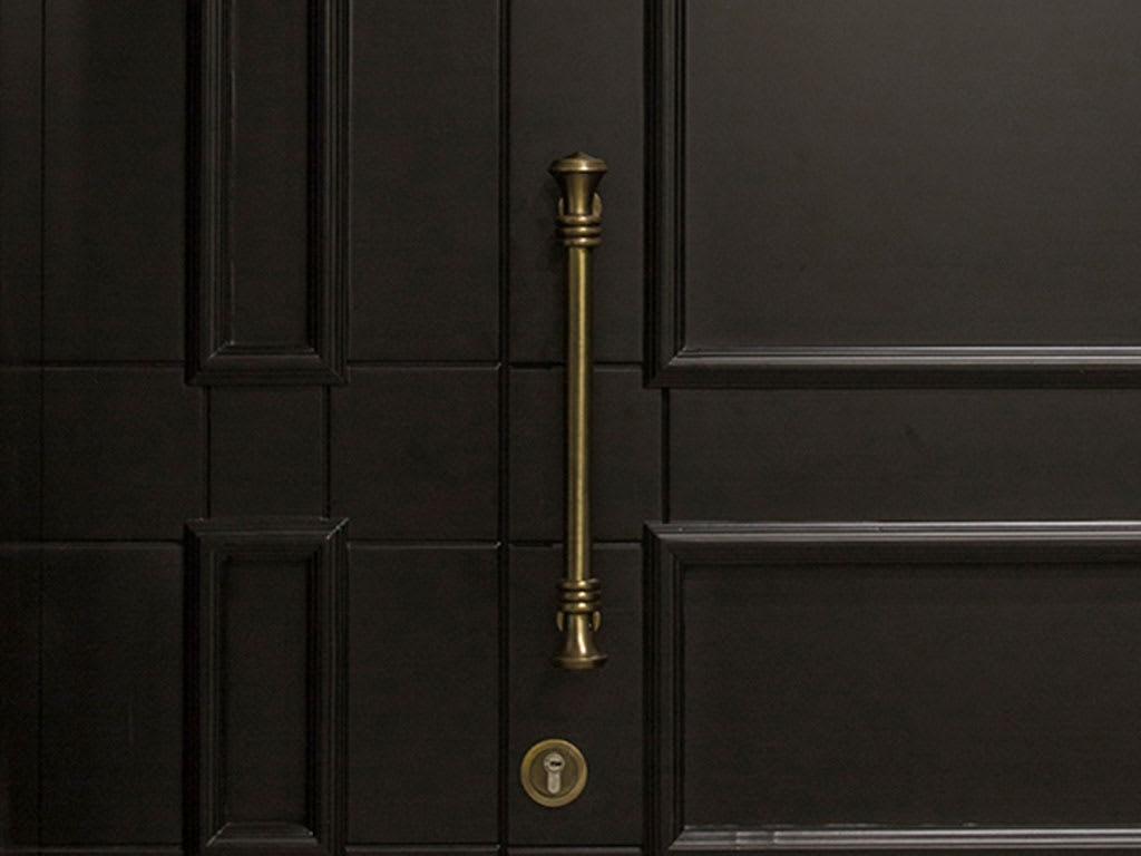 דלת שחורה CNC