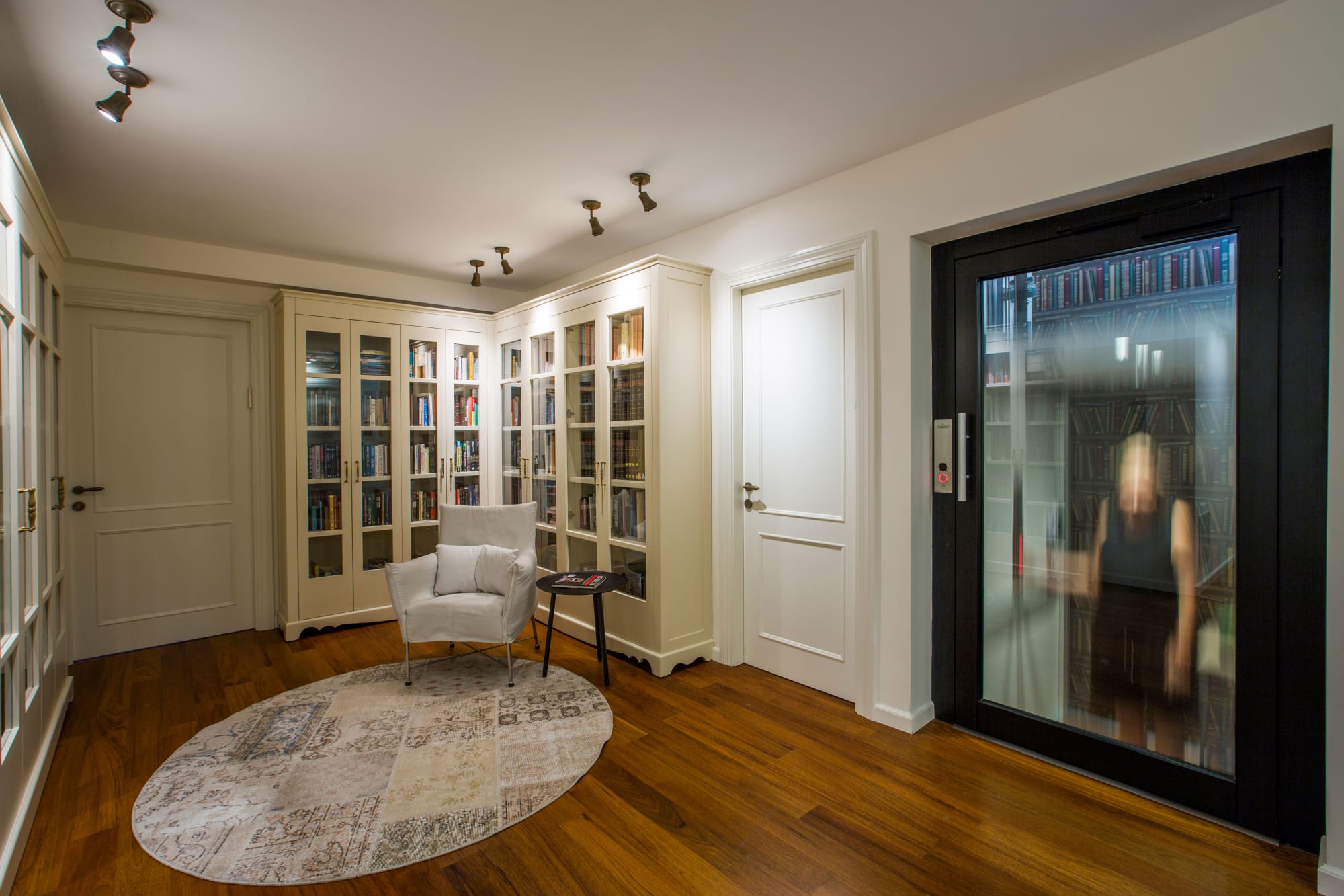 דלתות פנים מעץ מלא