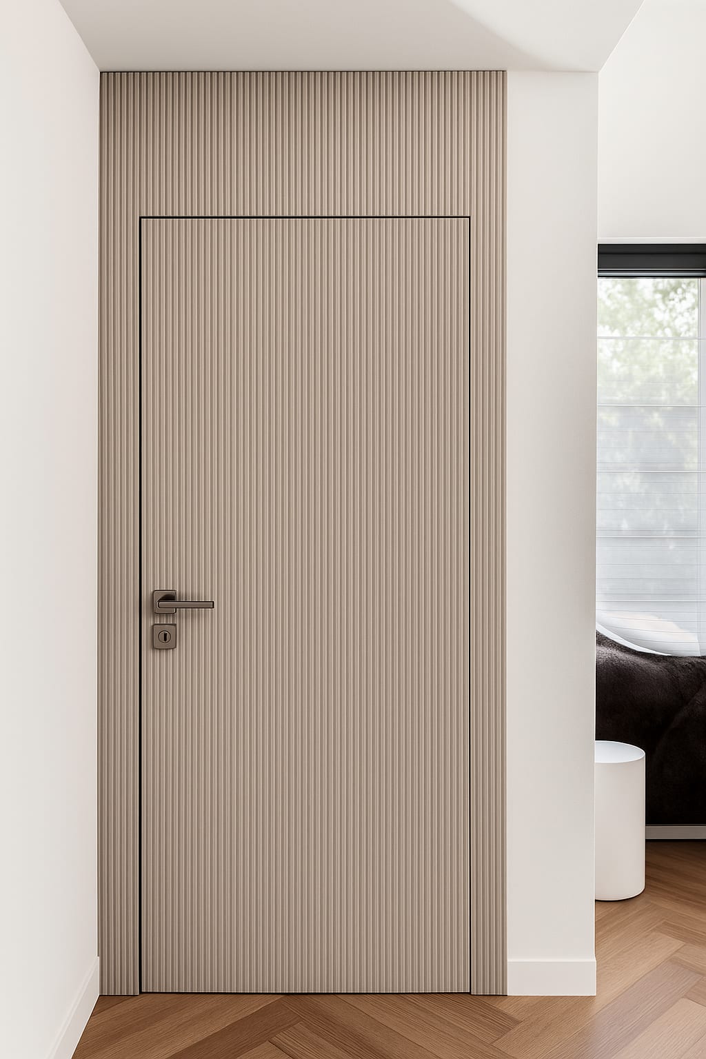 דלת פנים מעץ מלא בצבע אפור עם חריטות דקורטיביות בטקסטורת פסים