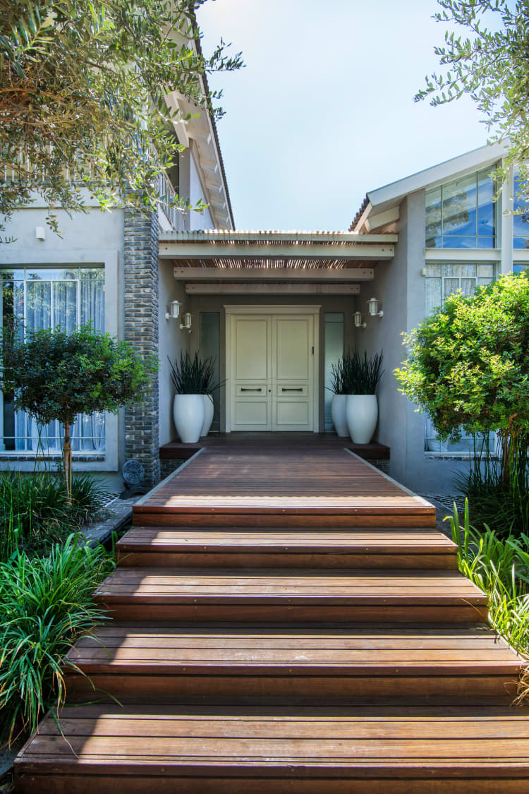 דלתות כניסה ופנים בהתאמה אישית — פתחים, גימור ועיצוב לפי בחירה