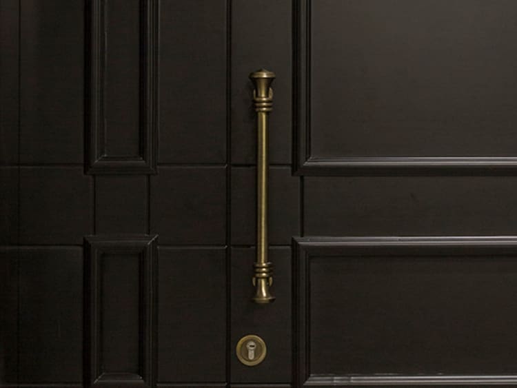 דלת שחורה CNC