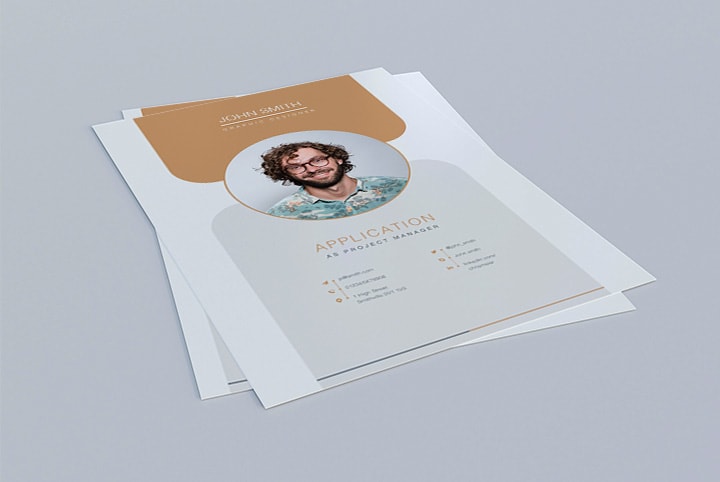 Documents de candidature conçus par des professionnels pour les chefs de projet – design moderne en marron et gris avec un portrait d'un homme souriant aux cheveux bouclés et aux lunettes, le nom et les coordonnées étant placés en évidence.