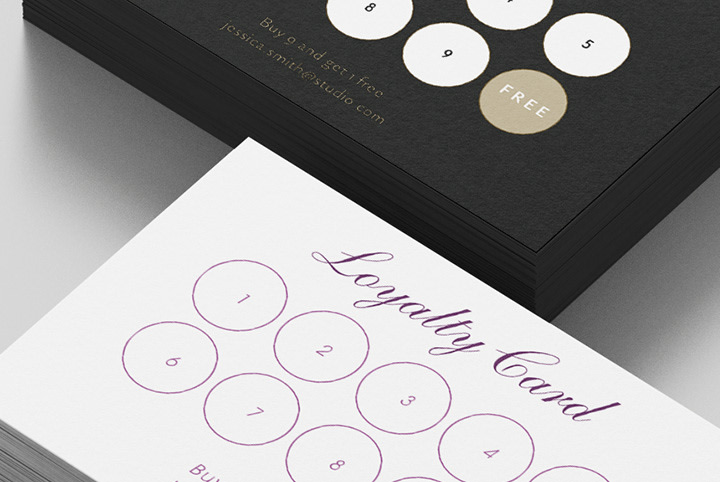 Stabler av hvite og svarte lojalitetskort med runde stempelfelt – ideelt for kundelojalitetsprogrammer, bonuskampanjer og personlige rabattkort i detaljhandel og gjestfrihet.