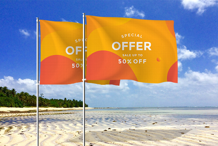 Kaks lippu rannas kirjaga "Eripakkumine kuni 50% allahindlus", sinise taeva taustal, taustal rünkpilved ja palmid.