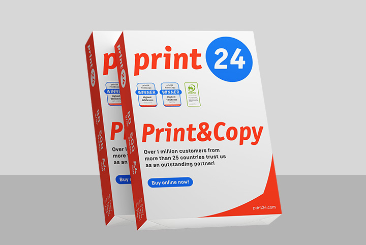 Kaks pakki Print&Copy printeripaberit print24-st punase ja valge pakendiga, mis sobivad printimiseks ja paljundamiseks.