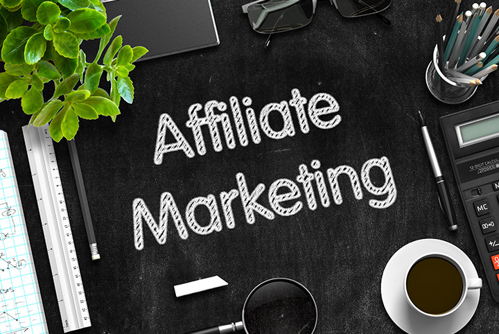 Schwarzer Schreibtisch mit Büro-Utensilien und Kaffee – Affiliate Marketing im Fokus