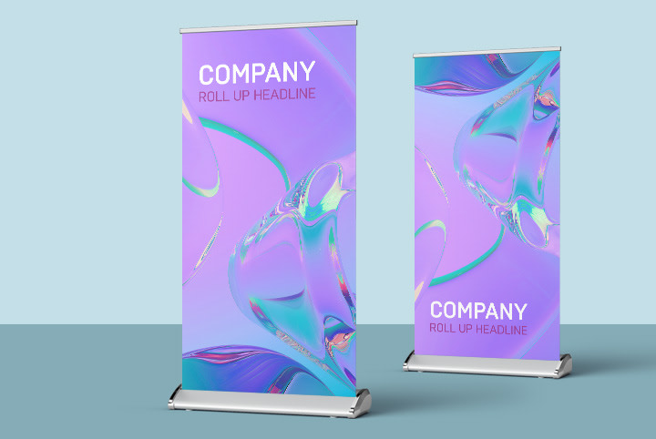 Zwei moderne Roll-up-Banner mit abstraktem, farbenfrohem 3D-Design in Lila und Türkis, mit weißer Schrift, auf hellblauem Hintergrund.