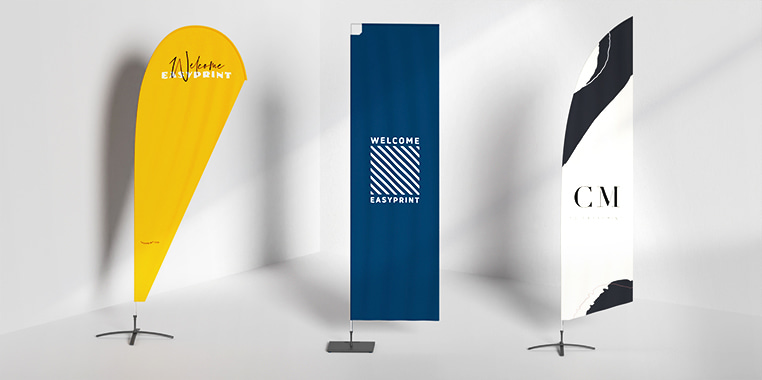 Drei Werbebanner: links gelbes Tropfenbanner, mittig blaues rechteckiges Banner mit Streifenlogo, rechts abstraktes Design mit "CM".