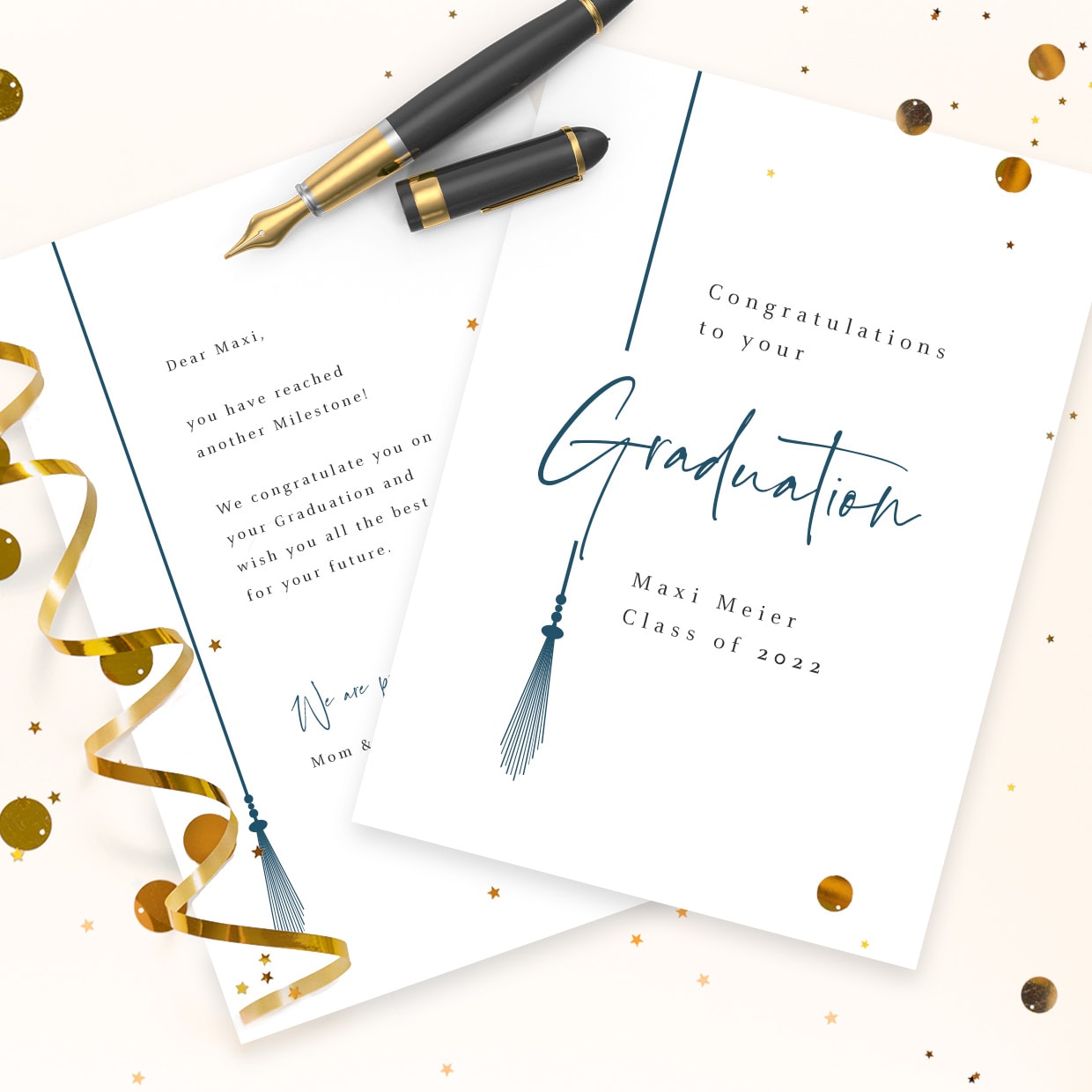 Anlasskachel zum Thema: Graduation. Glückwunschkarte zur Abschlussfeier mit handgeschriebenem "Graduation", Füllfederhalter, goldenen Akzenten und personalisierter Nachricht.