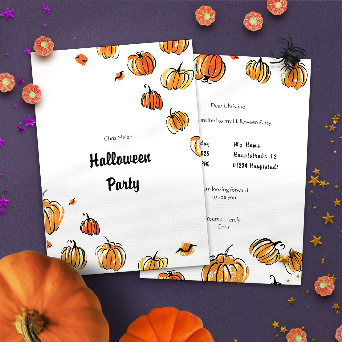 Anlasskacheln zum Thema Halloween: Einladungen zur Halloween-Party mit Kürbismotiven, lila Hintergrund, einem Spinnentier-Accessoire, glitzernden Sternen und dekorativen, orangen Blumen.