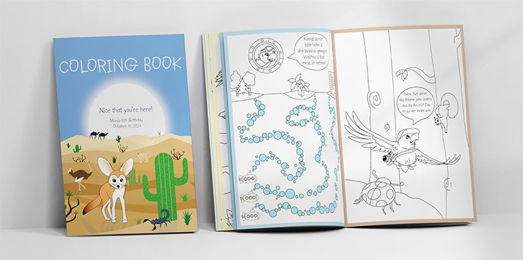 Personalisiertes Kinder-Malheft mit Wüstentier-Cover – geöffnet auf Seiten mit Labyrinthspiel und Papagei zum Ausmalen, ideal für kreative Beschäftigung und individuelle Kindergeschenke.