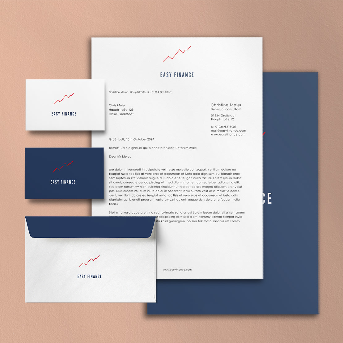 Bransjeflis for finans og forsikring: Papirsett med logo: rød oppadgående trend. Består av skrivesaker, visittkort og matchende konvolutter i hvitt og mørkeblått.