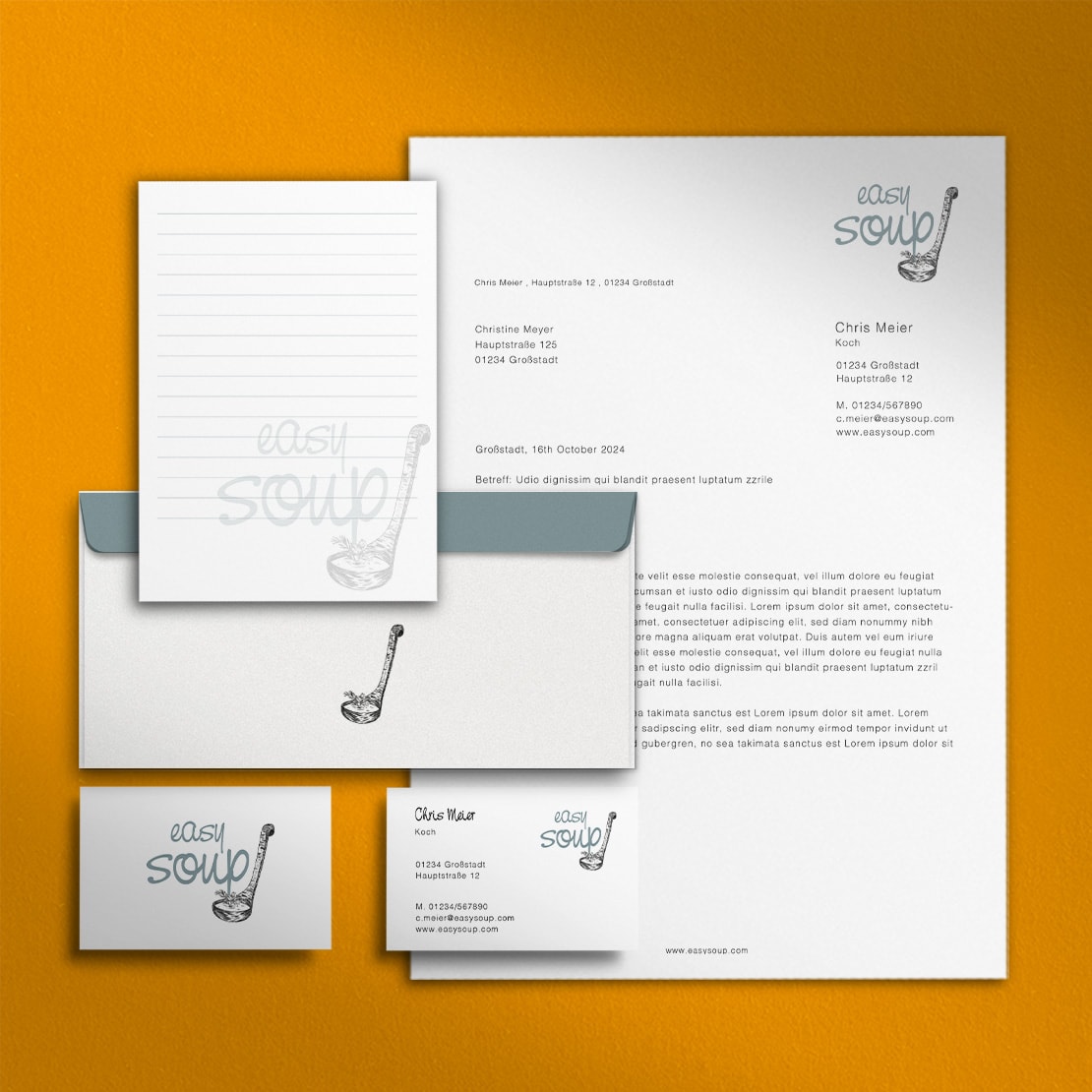 Branchenkachel für Gastronomy: Briefpapier-Set mit Kelle-Logo: Briefkopf, Briefumschlag, Notizzettel und Visitenkarte mit Kontaktdaten, vor orangem Hintergrund.