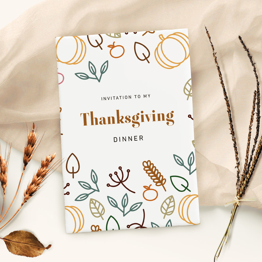 Til Thanksgiving-siden: Invitasjonskort til Thanksgiving-middag med høstlig design – gresskar, blader og tørt gress på beige bakgrunn, for sesongbaserte trykkprodukter.