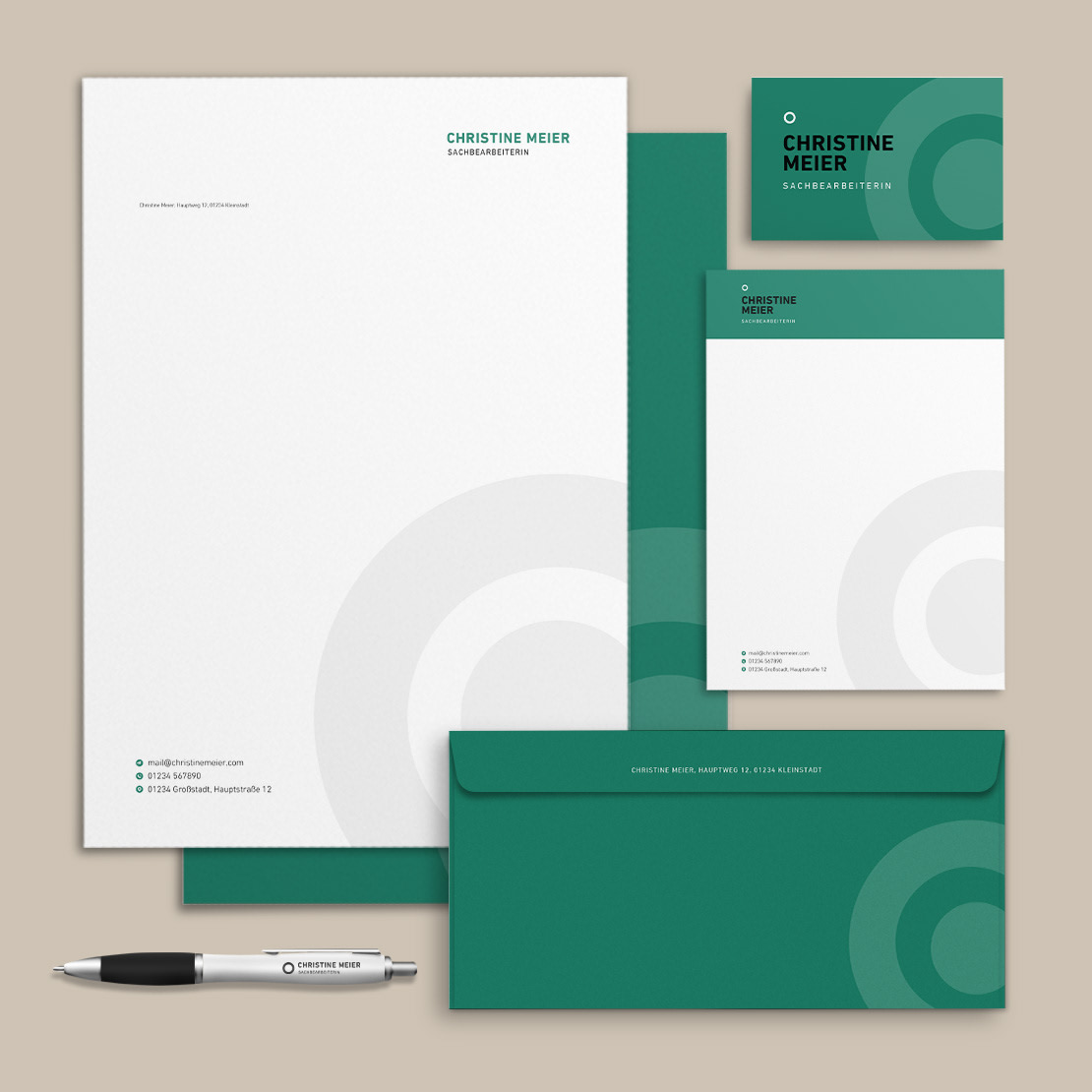 Geschäftsausstattung für die Verwaltungsbranche: Briefpapier, Notizblock, Visitenkarten, Umschlag und Kugelschreiber, alle in Grün und Weiß mit konzentrischen Kreismotiven.