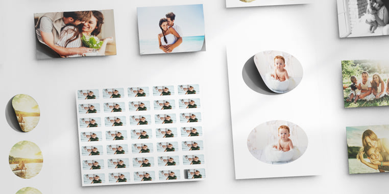 Verschiedene Fotoaufkleber mit Familien- und Babyfotos, darunter runde, rechteckige und ovale Aufkleber, arrangiert auf einer hellen Fläche.