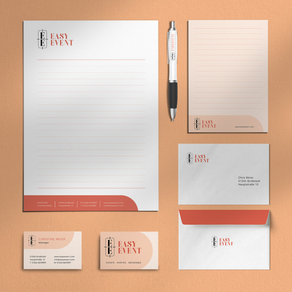 Industrifliser for arrangementer, fester og bryllup: kontorrekvisita med skrivesaker, konvolutter, visittkort og penner, hver i lys beige og rødt, på oransje bakgrunn.