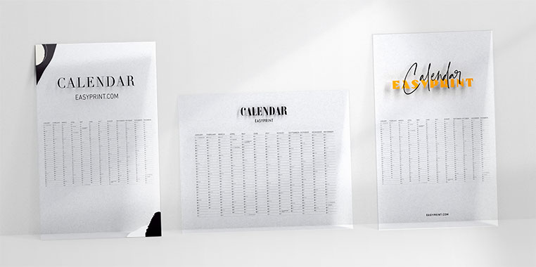 Drei elegante Acryl-Wandplaner in verschiedenen Formaten – mit individuellen Designs und Schriftarten, stilvoll präsentiert auf heller Oberfläche, ideal für moderne Büroorganisation und kreative Raumgestaltung.