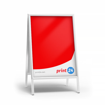 Jumbo plakat s crvenim plakatom iz print24, postavljen u bijelom postolju u obliku slova A. Jasna, privlačna prezentacija za učinkovite reklamne svrhe.