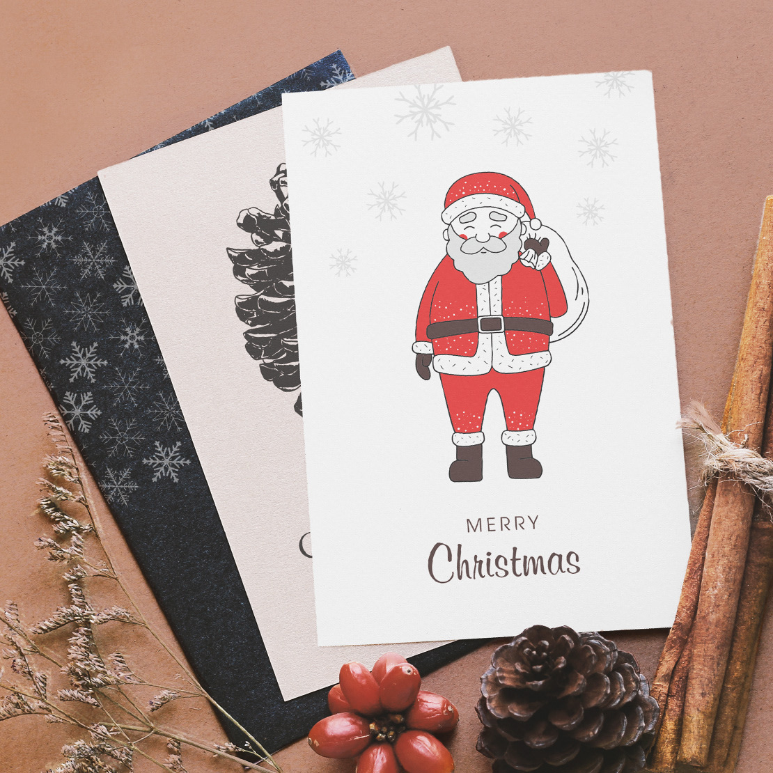 Anlasskachel zum Thema Weihnachten: Weihnachtskarte mit Weihnachtsmann in rotem Anzug, Schneeflocken-Hintergrund, daneben Tannenzapfen, Zimtstange und Beeren als Dekoration.