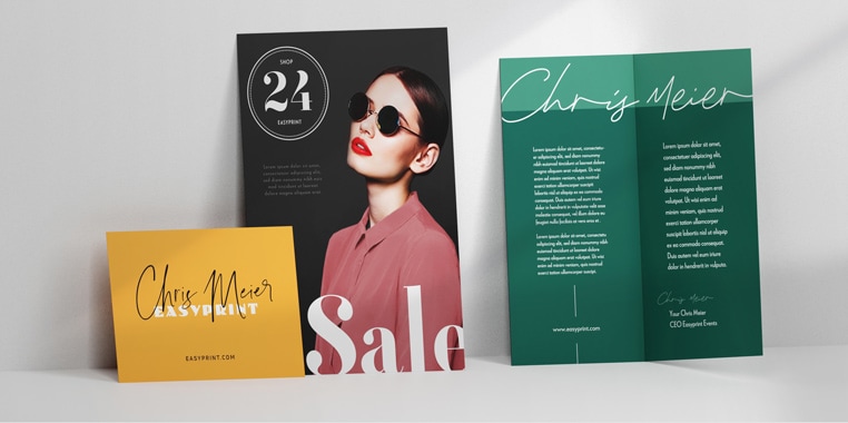 Tre flyers: gul flyer med logo, svart og grønn flyer med tekst og design.