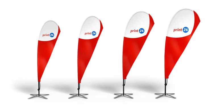 Keturios raudonos ir baltos lašo formos paplūdimio vėliavėlės su „print24“ logotipu, stovinčios ant kryžiaus pagrindo, skirtingų dydžių viena šalia kitos baltame fone.
