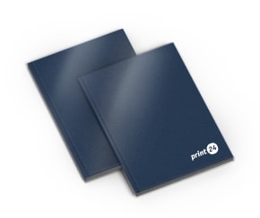 Dois livros de capa dura azul escuro com o logotipo da print24 no canto inferior direito, parcialmente sobrepostos em um fundo branco.