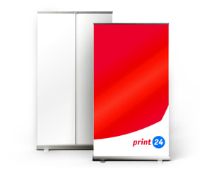 XXL roll-ups ar sarkanbaltu dizainu un print24 logotipu priekšpusē un aizmugurē, piemērots reklāmas prezentācijām un gadatirgiem.