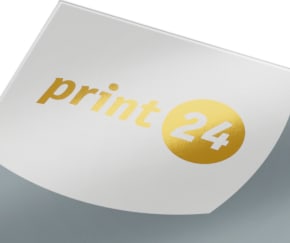 Logo von print24 in Goldschrift auf weißem Hintergrund, das "24" in einem goldenen Kreis.