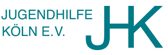 Logo Jugendhilfe Köln e.V.: Tekst "JUGENDHILFE KÖLN E.V." nalazi se uz stiliziranu kraticu "JHK" na bijeloj podlozi.