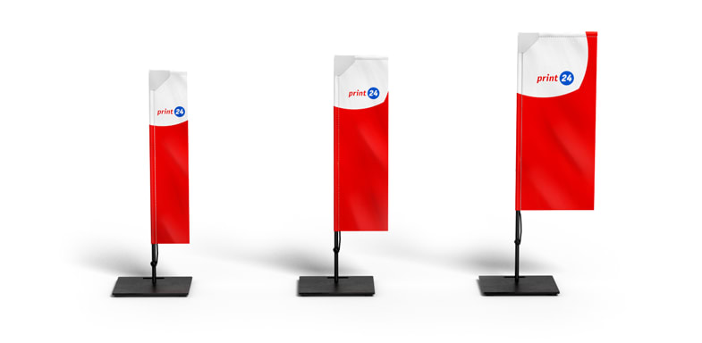 Tre røde og hvite straight print24-strandflagg i ulike størrelser på sorte bunner, hver med print24-logoen øverst og rett design.