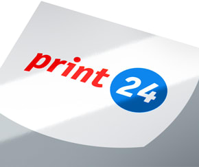 Utsnitt av ett tryckdesign med UV-lack på print24-logotypen.