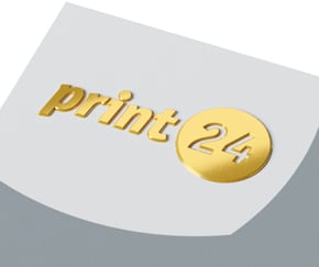 Utdrag av en tryckmall med varmfoliepräglad relief på print24-logotypen
