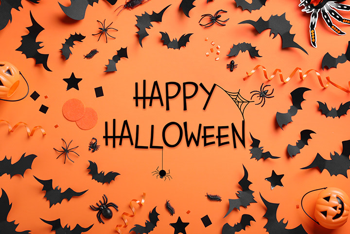 Schwarz-orange gebastelte Halloween-Deko auf Tisch arrangiert – kreative Partydekoration für fröhliches Halloween-Fest mit stimmungsvoller Atmosphäre.