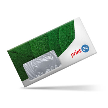 Kirjekuori, jossa vihreä lehtikuvio ja ikkuna, print24 logo oikealla. Suorakaiteen muotoinen, hieman vino muotoilu, ihanteellinen ympäristöystävällisiin postituskampanjoihin.