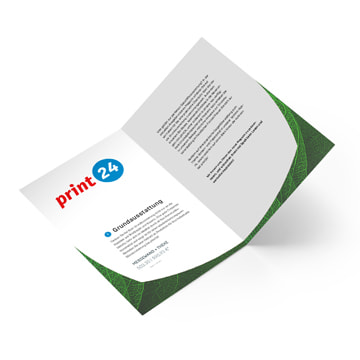 Aufgeklappte Klappkarte mit grünem Blättermuster und print24-Logo, zeigt Text zur Grundausstattung und nachhaltigen Druckoptionen in sauberem Layout.