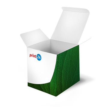 Offene grüne Faltschachtel mit Blattmuster, zeigt das print24-Logo auf weißem Abschnitt, passend für umweltfreundliche Verpackungslösungen, auf weißem Hintergrund.