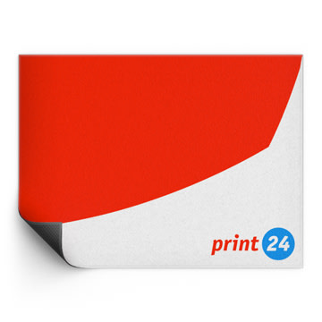 Raudonos ir baltos spalvos geometrinio dizaino kilimai, apačioje dešinėje mėlynos ir raudonos spalvos print24 logotipas.