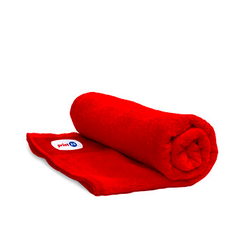 Rotes Mikrofaser-Handtuch, aufgerollt mit Logo-Etikett, ideal für Sport oder Reisen.