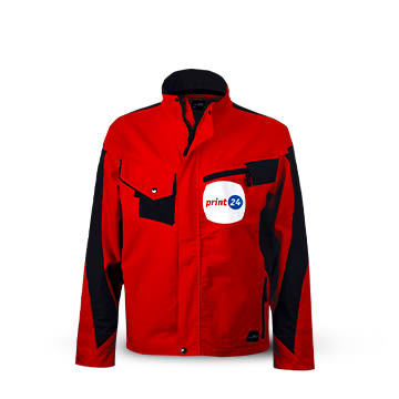 Chaqueta de trabajo roja con cuello y detalles negros; logotipo de print24 en el bolsillo del pecho. Ideal para ropa de trabajo, diseño llamativo y material resistente.