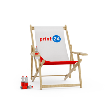 Cadeiras de praia com estrutura de madeira e superfícies reclináveis ​​impressas com design print24 – garrafas vermelhas nos braços, mais bebidas na parte inferior da imagem