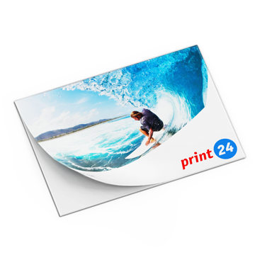 Deskar v dinamičnem valu na foto nalepki z logotipom print24.