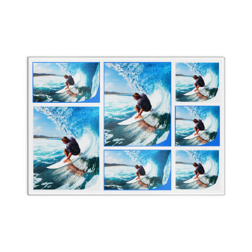 Collage fotografico di 24 ore con diverse prospettive; un surfista cavalca dinamicamente una grande onda blu, con il logo print24.