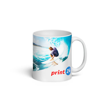 Kaffeetasse mit Surf-Motiv: Surfer auf großer Welle, blau-weißer Hintergrund, Markenlogo am unteren Rand.