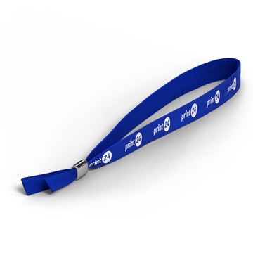 Pulsera de entrada de color azul con impresión en blanco del logotipo de print24 en patrón sobre fondo blanco con cierre metálico.